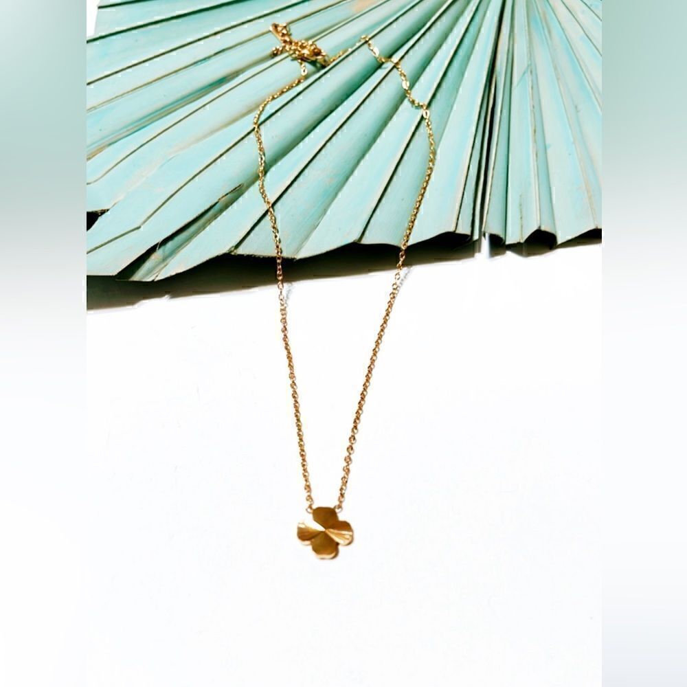 Gold flower pendant S200